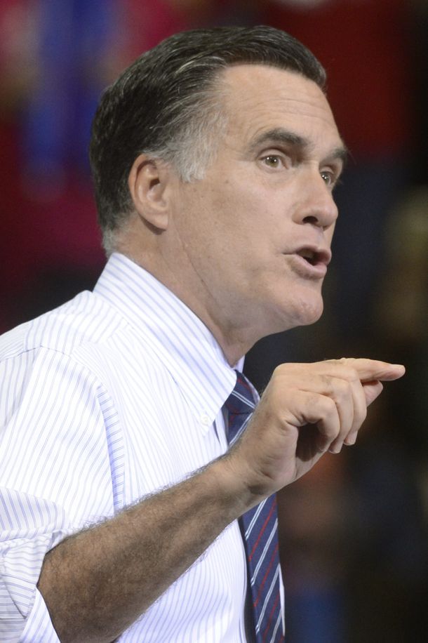 Mitt Romney votó junto a su esposa Ann en Belmont