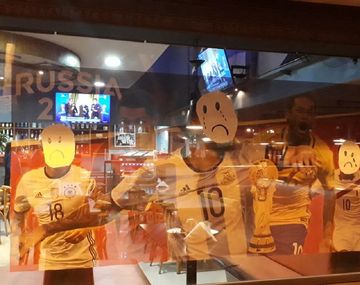 Bar tras la eliminación de la Selección en el Mundial - Crédito:&nbsp;@cdanielhirsch