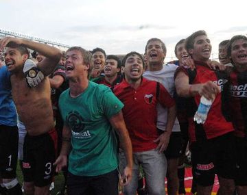 Colón hundió más a Unión en un clásico que tuvo de todo