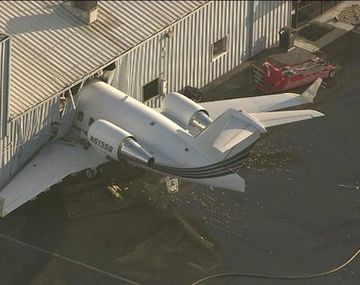 Un avión terminó encajado en un hangar durante una prueba