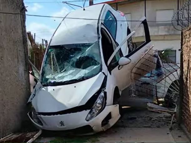 Persecución y choque en La Matanza: dos autos se incrustaron en casas, uno encima del otro