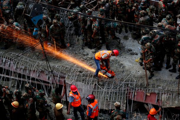 Tragedia en la India: al menos 200 personas atrapadas por el derrumbe de un puente