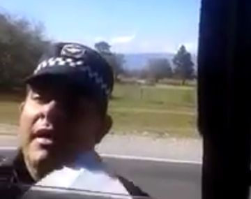 Violenta agresión de un policía a un camionero
