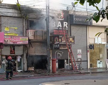 Flores: voraz incendio destruyó un local de venta de ropa