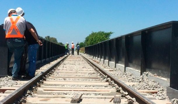 Un papelón: inauguraron un puente en las vías y los trenes no pasan