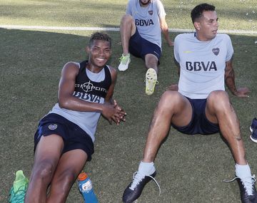 Empuñó un cuchillo en el ascensor: la denuncia que involucra a los jugadores de Boca