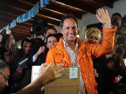 scioli aventaja a macri por 10 puntos en la primera encuesta tras las paso scioli aventaja a macri por 10 puntos en la primera encuesta tras las paso