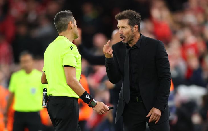 Habló el hincha del Liverpool cruzó a Simeone tras el escándalo en Anfield: Cobarde