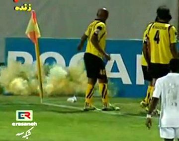 Confundió una granada con una piedra y se salvó de milagro