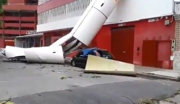 Una antenta se precipitó a metros de la cancha de Independiente como consecuencia del temporal