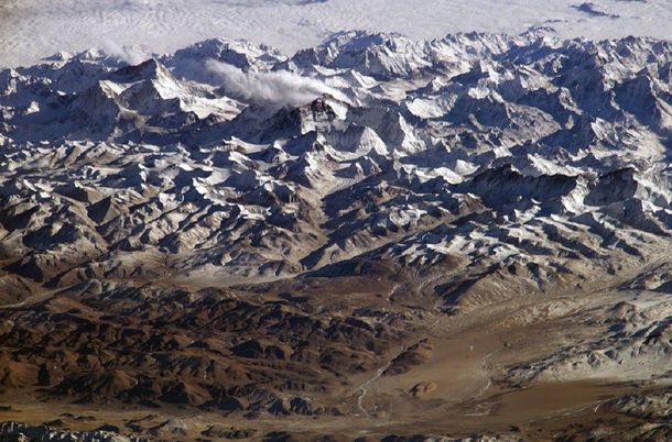 Intentan rescatar a ocho escaladores atrapados por una avalancha en el Himalaya