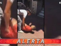 VIDEO: Brutal pelea entre adolescentes a la salida de un colegio en Córdoba