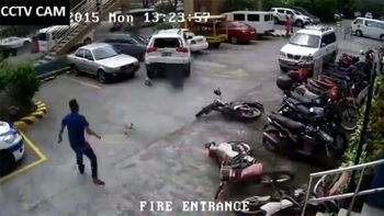 video: se ofrecio a estacionarle el auto y se lo termino destruyendo video: se ofrecio a estacionarle el auto y se lo termino destruyendo