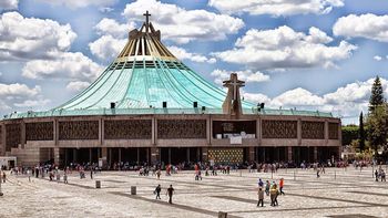 Se inauguran las obras de la Plaza Monumental de la Basílica de Guadalupe en 1951. Se inauguran las obras de la Plaza Monumental de la Basílica de Guadalupe en 1951.