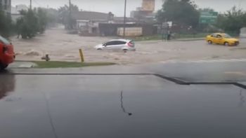 La lluvia arrastró a un auto en Córdoba La lluvia arrastró a un auto en Córdoba
