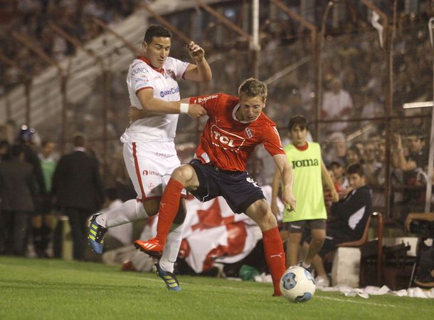 Todo llega: el Rojo logró su primer triunfo en la B ante Huracán
