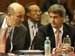 el gobierno vende dolares y el bcra sufre: disputa entre prat gay y sturzenegger el gobierno vende dolares y el bcra sufre: disputa entre prat gay y sturzenegger