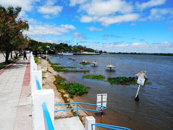Así se ve la costanera de Corrientes por la crecida del río Paraná