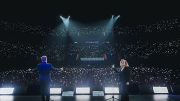 Pimpinela hizo emocionar Buenos Aires con un show a puro clásico.