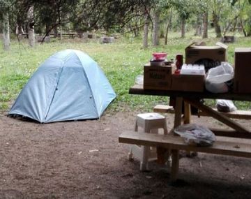 La carpa en la que vive la maestra junto a su pareja