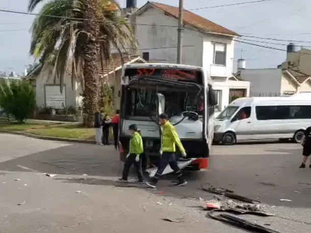 Impresionante choque entre un colectivo y un camión en Mar del Plata