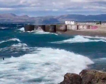 La furia del viento: impresionantes olas en el lago Nahuel Huapi