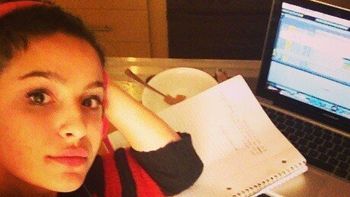 Brenda Asnicar componiendo Brenda Asnicar componiendo