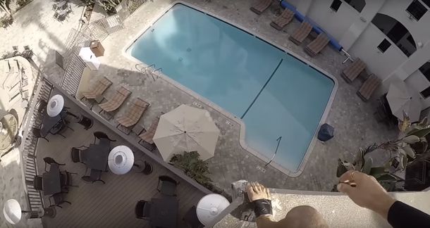 Se convirtió en viral por tirarse de techos de desconocidos a piletas