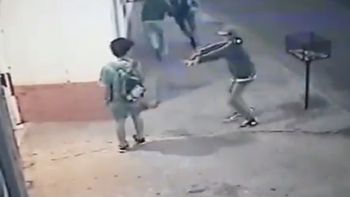 video: se bajo de una bicicleta y asalto a tres ninos en plena vereda video: se bajo de una bicicleta y asalto a tres ninos en plena vereda