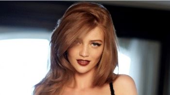 una diosa que no teme posar en ropa interior una diosa que no teme posar en ropa interior