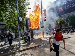 VIDEO: Feroz represión en Chile y tercer toque de queda