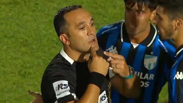 El DT de Atlético Tucumán habló del arbitraje de Fernando Espinoza: Tragamos la bronca