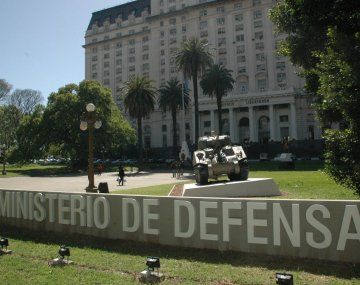Ministerio de Defensa restituye a 10 militares que fueron dados de baja por razones políticas en 1974