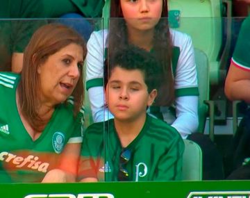 La imagen del fin de semana: le relató el partido a su hijo ciego y conmovió a todos