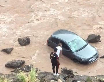 El rescate de la pareja que cayó con su auto al río en Mendoza.&nbsp;