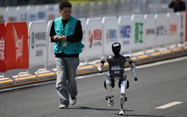 Realizaron en China la primera media maratón con atletas y robots humanoides