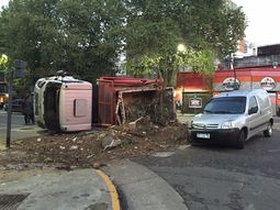 El camión volcó en Juan B. Justo y Trelles El camión volcó en Juan B. Justo y Trelles