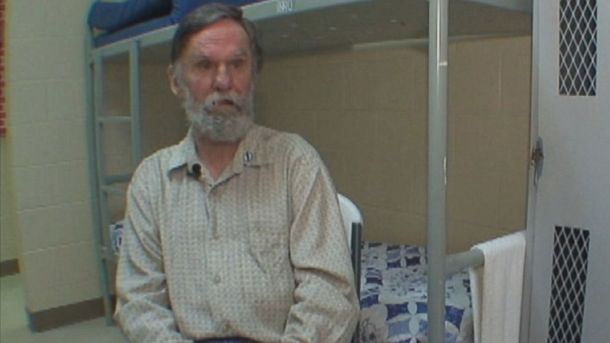 Un hombre sin techo encuentra una vieja cuenta bancaria