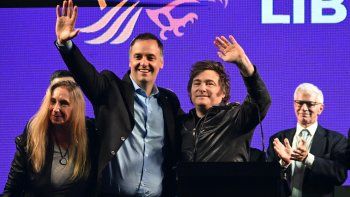 Javier Milei junto a Manuel Adorni en el cierre de campaña de La Libertad Avanza. Foto: Noticias Argentinas. 