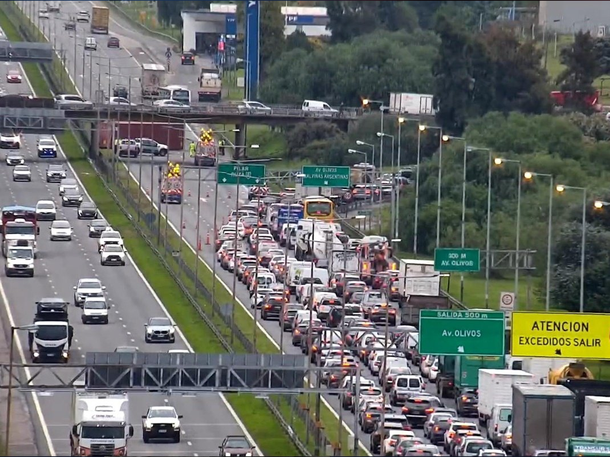 Caos en la Panamericana: un camión chocó contra un puente y volcó
