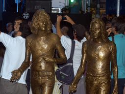 De bronce: un homenaje a Sui Generis en Mar del Plata