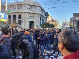 Tensión en Puente Pueyrredón por una protesta de trabajadores gráficos