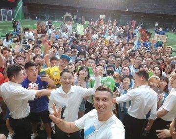 El show del Dibu en Beijing: sorprendió a una fan y le hicieron una curiosa comparación 