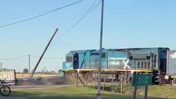 un tren arrollo a un camion en santa fe y el chofer se salvo de milagro un tren arrollo a un camion en santa fe y el chofer se salvo de milagro