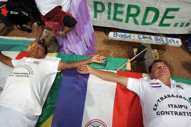 Trabajadores se crucificaron frente a la embajada brasileña en Asunción