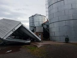 Tornado arrasó el sur de Córdoba: voladura de techos, caída de postes y derrumbe de paredes