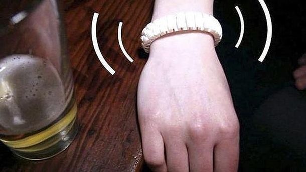 Una pulsera con GPS avisa por tus amigos de Facebook que estás borracho