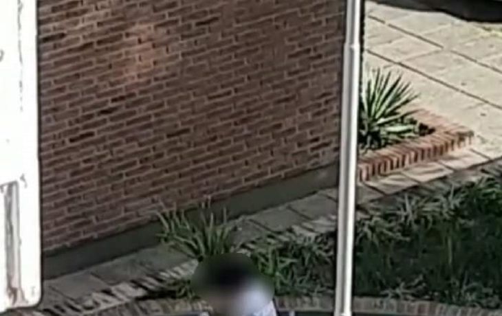 Escracharon a dos jóvenes teniendo sexo en plena calle