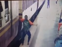 Quedó enganchado y cayó debajo del tren Quedó enganchado y cayó debajo del tren