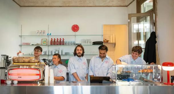 Martín Piroyansky abrió un bar de café y sándwiches de miga para frenar la construcción de una torre